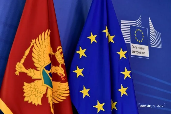 Zastave Crne Gore i Evropske unije ispred zgrade Savjeta EU u Luksemburgu