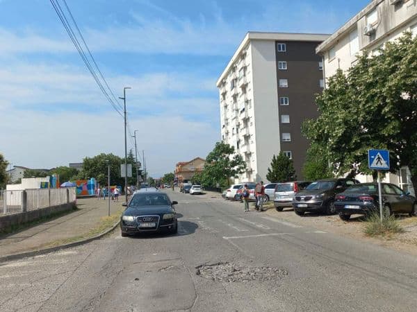 Saobraćajnica u lošem stanju na Starom aerodromu u blizini Osnovne škole Pavle Rovinski u Podgorici