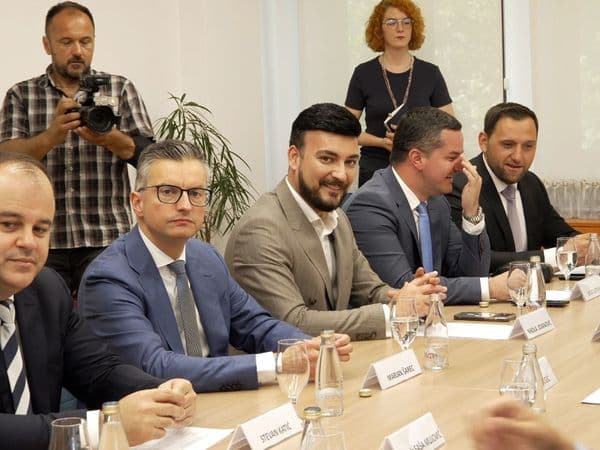 Izvjestilac Evropskog parlamenta Marjan Šarec i predsjednici crnogorskih opština tokom sastanka u Podgorici