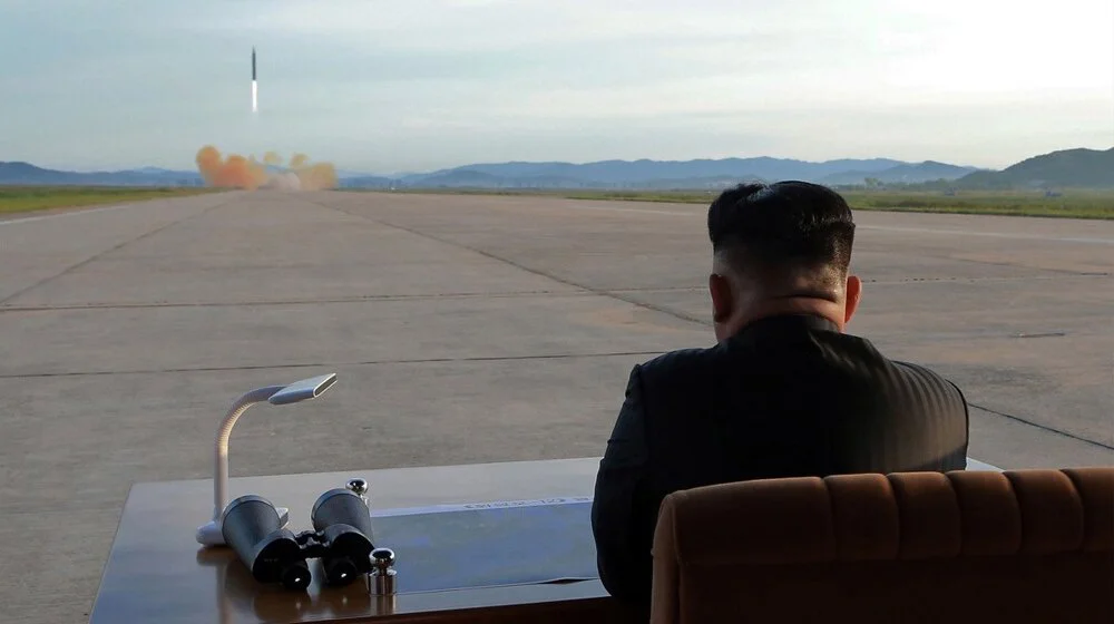 Kim Džong Un posmatra vojnu vježbu