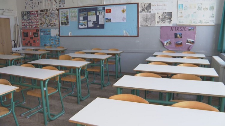 Đaci na raspuste mjesec dana